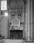 815263 Interieur van de Domkerk (Domplein) te Utrecht: werkzaamheden aan de vloer onder het orgel.